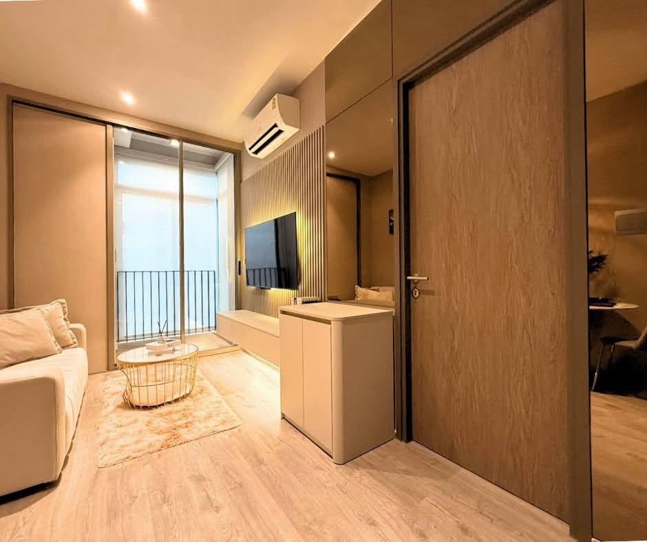 รูป Rhythm ekkamai estate แต่งหรูสไตล์ Warm Luxury โทนเบจละมุนตา บิวท์อินผนังทีวีซ่อนไฟ โซนทานข้าวน่ารัก ครัวปิดกั้นกระจกกันกลิ่น - รูปที่ 2/12