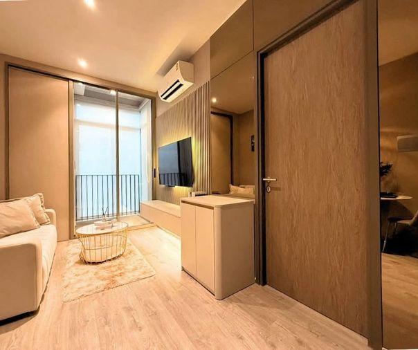 รูป Rhythm ekkamai estate แต่งหรูสไตล์ Warm Luxury โทนเบจละมุนตา บิวท์อินผนังทีวีซ่อนไฟ โซนทานข้าวน่ารัก ครัวปิดกั้นกระจกกันกลิ่น - รูปที่ 2/12