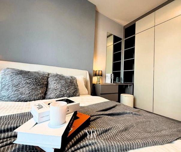 รูป Rhythm ekkamai estate แต่งหรูสไตล์ Warm Luxury โทนเบจละมุนตา บิวท์อินผนังทีวีซ่อนไฟ โซนทานข้าวน่ารัก ครัวปิดกั้นกระจกกันกลิ่น - รูปที่ 11/12