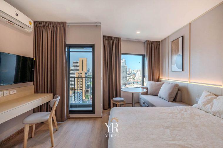 รูป Life Rama 4-Asoke ปล่อยเช่าห้องตกแต่งสวย สไตล์ Cozy minimal ซ่อนไฟที่หัวเตียง เฟอร์นิเจอร์พร้อม 1 ห้องนอน 1 ห้องน้ำ พร้อมเข้าอยู่ - รูปที่ 1/6