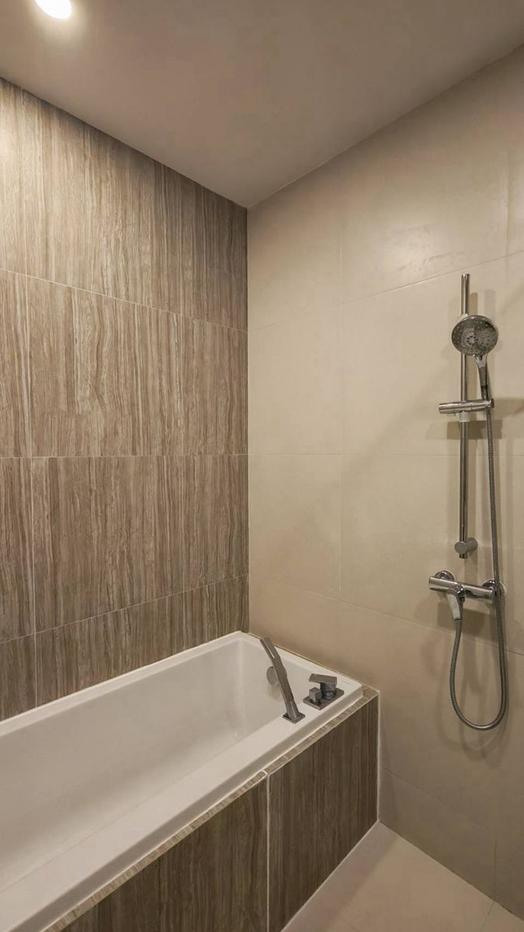 picture Hampton Sriracha condo for rent. Fully furnished and move in Ready - 5/10