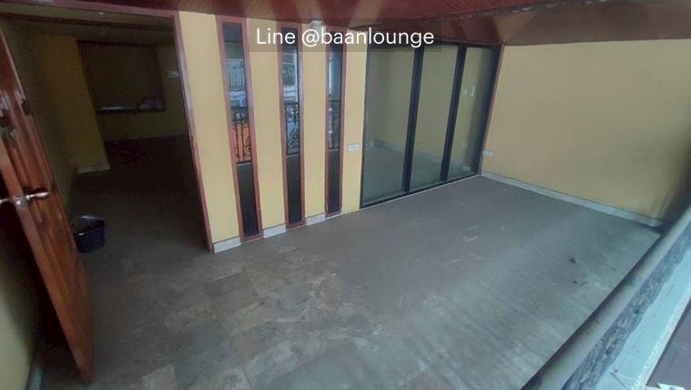 picture 500 meters from Dusit Central Park and Lumpini Park, near BTS Skytrain. Townhouse for rent, Sala Daeng, Silom, with rooftop. - 4/19