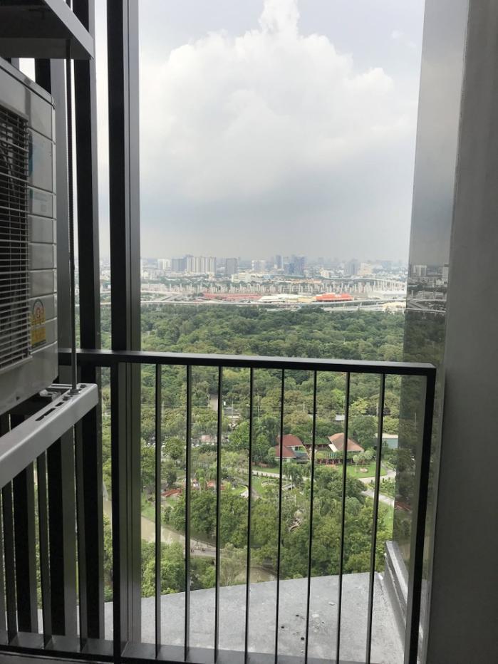 รูป The Line Jatujak-Mochit ไฮไลท์วิวสวนจตุจักรชั้นสูง Unblocked View กว้างสุดสายตา กระจกหน้ากว้างจรดเพดาน ห้องนอนมีมุมโต๊ะทำงานติดหน้าต่างชมวิว - รูปที่ 6/18