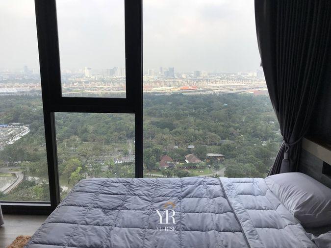 รูป The Line Jatujak-Mochit ไฮไลท์วิวสวนจตุจักรชั้นสูง Unblocked View กว้างสุดสายตา กระจกหน้ากว้างจรดเพดาน ห้องนอนมีมุมโต๊ะทำงานติดหน้าต่างชมวิว - รูปที่ 4/18