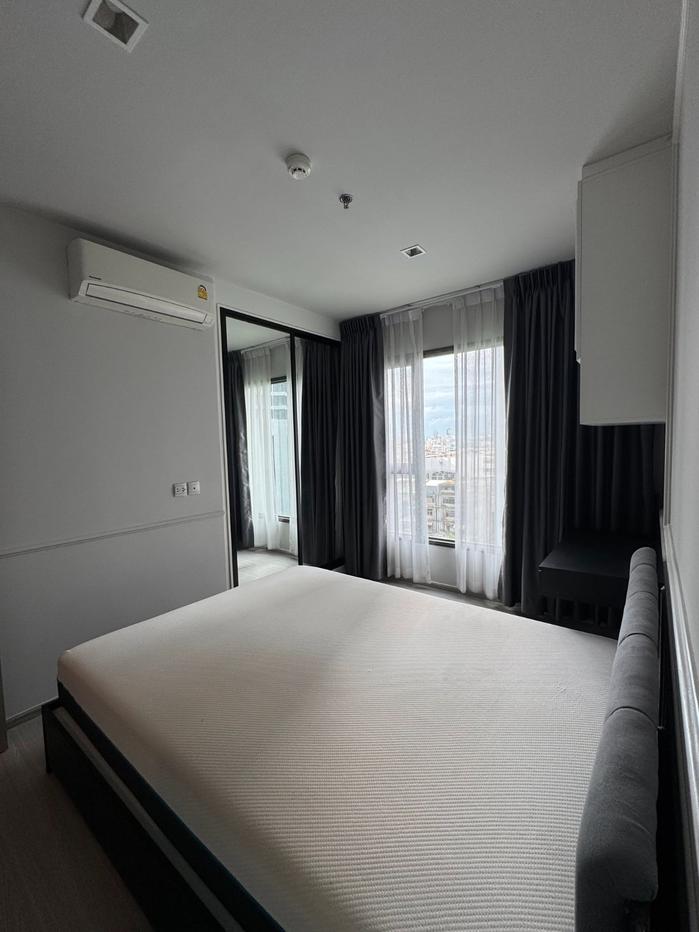 รูป Life Asoke-Rama 9 ห้องสไตล์ Modern Classic โทนสีขาว-เทาอ่อน คลีนๆ สบายตา พร้อมด้วยงานบิ้วท์อินคิ้วบัวเรียบหรูและตู้เก็บของเยอะมาก - รูปที่ 4/9