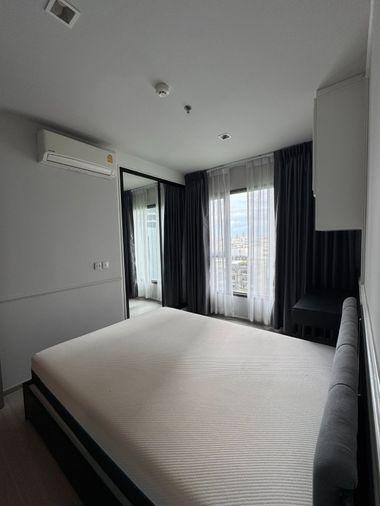 รูป Life Asoke-Rama 9 ห้องสไตล์ Modern Classic โทนสีขาว-เทาอ่อน คลีนๆ สบายตา พร้อมด้วยงานบิ้วท์อินคิ้วบัวเรียบหรูและตู้เก็บของเยอะมาก - รูปที่ 4/9