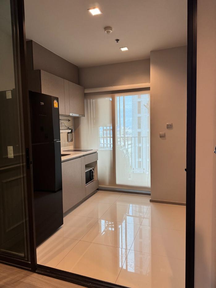 รูป Life Asoke-Rama 9 ห้องสไตล์ Modern Classic โทนสีขาว-เทาอ่อน คลีนๆ สบายตา พร้อมด้วยงานบิ้วท์อินคิ้วบัวเรียบหรูและตู้เก็บของเยอะมาก - รูปที่ 8/9