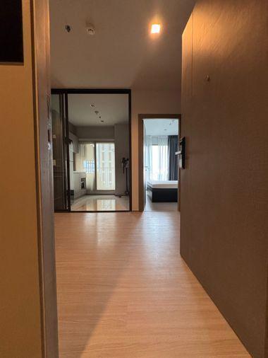 รูป Life Asoke-Rama 9 ห้องสไตล์ Modern Classic โทนสีขาว-เทาอ่อน คลีนๆ สบายตา พร้อมด้วยงานบิ้วท์อินคิ้วบัวเรียบหรูและตู้เก็บของเยอะมาก - รูปที่ 7/9
