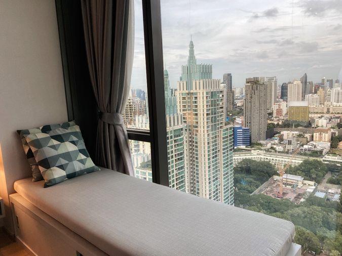 รูป 28 Chidlom คอนโดหรูห้องมุมชั้นสูง วิวเมืองพาโนรามา ตกแต่งหรูสไตล์ Modern Luxury ผนังหินอ่อน มีมุม Daybed ริมหน้าต่างไว้นั่งชิลชมวิว - รูปที่ 8/9