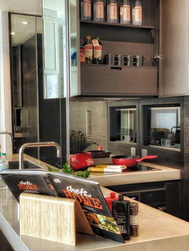 รูป 28 Chidlom คอนโดหรูห้องมุมชั้นสูง วิวเมืองพาโนรามา ตกแต่งหรูสไตล์ Modern Luxury ผนังหินอ่อน มีมุม Daybed ริมหน้าต่างไว้นั่งชิลชมวิว - รูปที่ 4/9