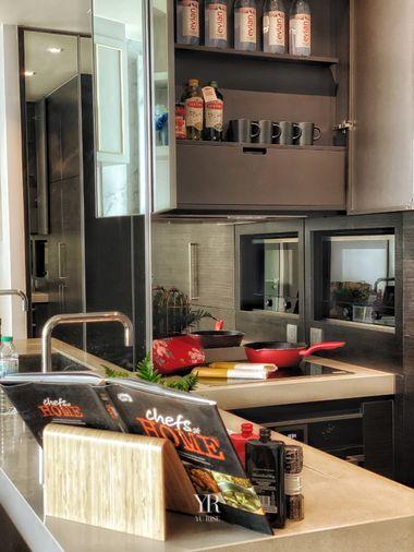 รูป 28 Chidlom คอนโดหรูห้องมุมชั้นสูง วิวเมืองพาโนรามา ตกแต่งหรูสไตล์ Modern Luxury ผนังหินอ่อน มีมุม Daybed ริมหน้าต่างไว้นั่งชิลชมวิว - รูปที่ 4/9