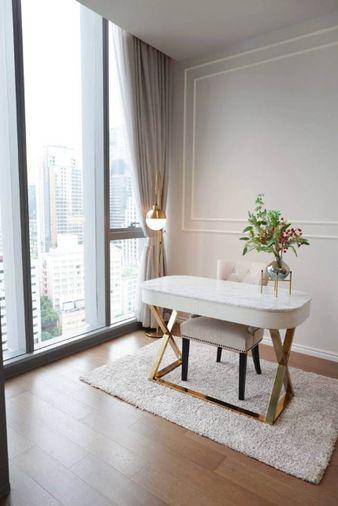 รูป Kraam สุขุมวิท 26 คอนโดแต่งหรูสไตล์ Modern Luxury โทนสีขาวตัดทอง เพดานสูงโปร่ง หน้าต่างกระจกทรงสูง วิวเมืองกว้าง พร้อมมุมทำงานสุดสะบาย พร้อมเข้าอยู่ - รูปที่ 3/13