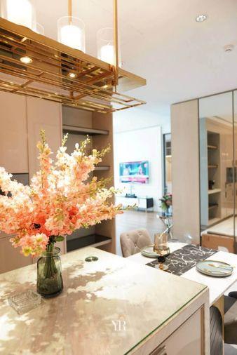 รูป Kraam สุขุมวิท 26 คอนโดแต่งหรูสไตล์ Modern Luxury โทนสีขาวตัดทอง เพดานสูงโปร่ง หน้าต่างกระจกทรงสูง วิวเมืองกว้าง พร้อมมุมทำงานสุดสะบาย พร้อมเข้าอยู่ - รูปที่ 2/13