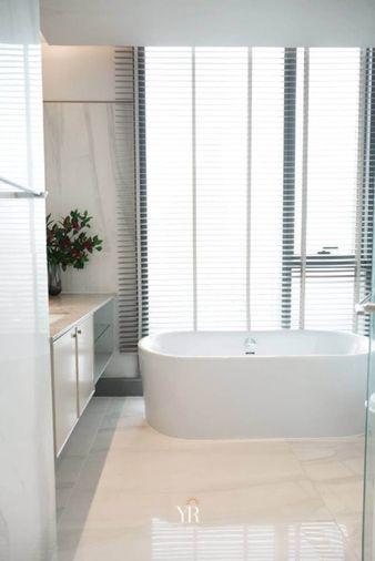 รูป Kraam สุขุมวิท 26 คอนโดแต่งหรูสไตล์ Modern Luxury โทนสีขาวตัดทอง เพดานสูงโปร่ง หน้าต่างกระจกทรงสูง วิวเมืองกว้าง พร้อมมุมทำงานสุดสะบาย พร้อมเข้าอยู่ - รูปที่ 12/13