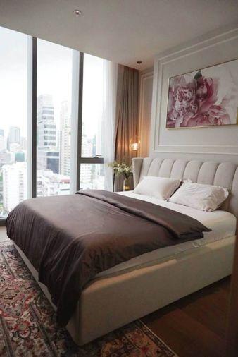 รูป Kraam สุขุมวิท 26 คอนโดแต่งหรูสไตล์ Modern Luxury โทนสีขาวตัดทอง เพดานสูงโปร่ง หน้าต่างกระจกทรงสูง วิวเมืองกว้าง พร้อมมุมทำงานสุดสะบาย พร้อมเข้าอยู่ - รูปที่ 6/13