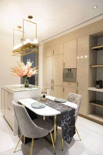 รูป Kraam สุขุมวิท 26 คอนโดแต่งหรูสไตล์ Modern Luxury โทนสีขาวตัดทอง เพดานสูงโปร่ง หน้าต่างกระจกทรงสูง วิวเมืองกว้าง พร้อมมุมทำงานสุดสะบาย พร้อมเข้าอยู่ - รูปที่ 4/13