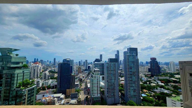 รูป Fifty Fifth Tower ห้องกว้าง เลย์เอาท์กว้างโปร่งฟีลอยู่บ้าน ตกแต่งบิวท์อินไม้แน่นๆ พร้อมระเบียงกว้างชมวิวเมืองชั้นสูง ตอบโจทย์คนชอบพื้นที่ใช้สอยเยอะ - รูปที่ 15/16