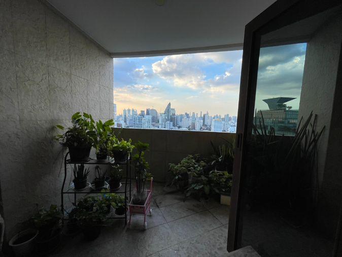 รูป Fifty Fifth Tower ห้องกว้าง เลย์เอาท์กว้างโปร่งฟีลอยู่บ้าน ตกแต่งบิวท์อินไม้แน่นๆ พร้อมระเบียงกว้างชมวิวเมืองชั้นสูง ตอบโจทย์คนชอบพื้นที่ใช้สอยเยอะ - รูปที่ 13/16