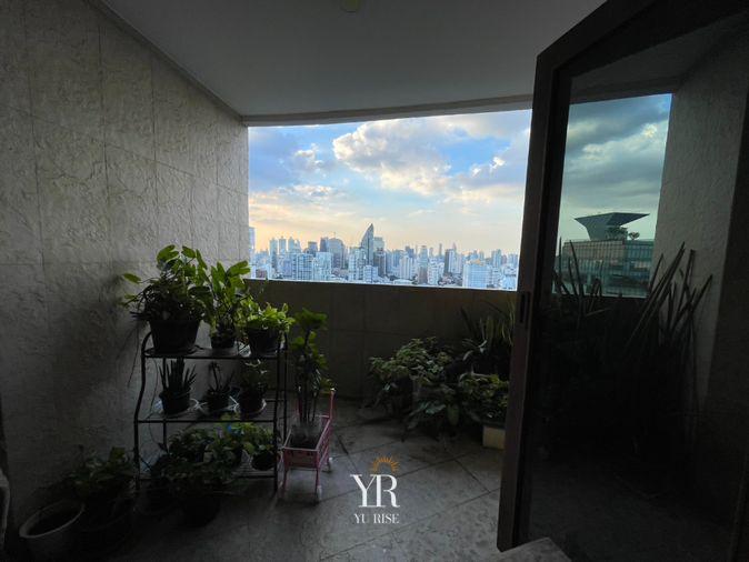 รูป Fifty Fifth Tower ห้องกว้าง เลย์เอาท์กว้างโปร่งฟีลอยู่บ้าน ตกแต่งบิวท์อินไม้แน่นๆ พร้อมระเบียงกว้างชมวิวเมืองชั้นสูง ตอบโจทย์คนชอบพื้นที่ใช้สอยเยอะ - รูปที่ 13/16