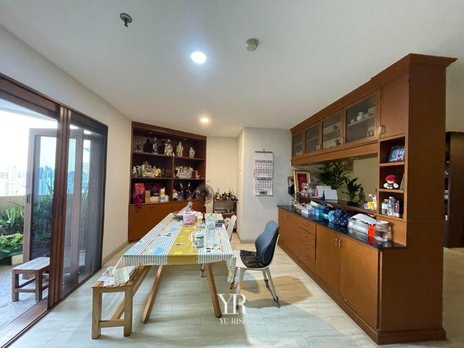 รูป Fifty Fifth Tower ห้องกว้าง เลย์เอาท์กว้างโปร่งฟีลอยู่บ้าน ตกแต่งบิวท์อินไม้แน่นๆ พร้อมระเบียงกว้างชมวิวเมืองชั้นสูง ตอบโจทย์คนชอบพื้นที่ใช้สอยเยอะ - รูปที่ 5/16