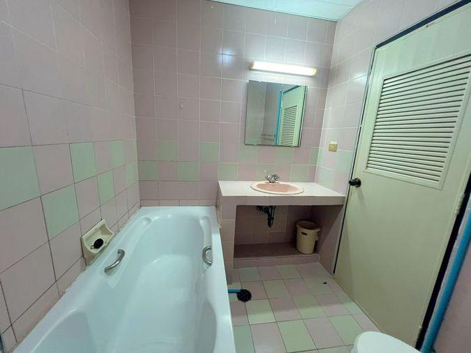 picture Urgent sale! Eastern Tower Sriracha condo. Great value, city center location. - 9/16