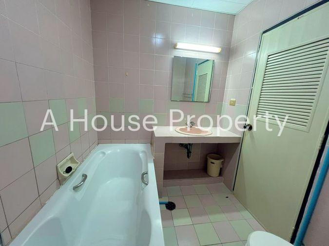 picture Urgent sale! Eastern Tower Sriracha condo. Great value, city center location. - 9/16