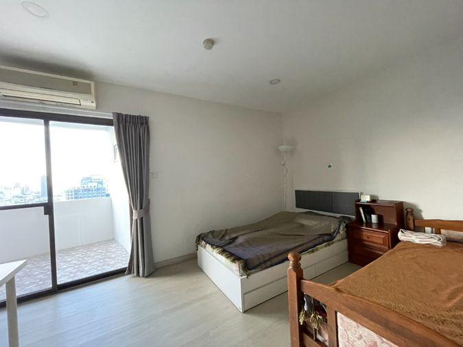 รูป Fifty Fifth Tower ห้องกว้าง เลย์เอาท์กว้างโปร่งฟีลอยู่บ้าน ตกแต่งบิวท์อินไม้แน่นๆ พร้อมระเบียงกว้างชมวิวเมืองชั้นสูง ตอบโจทย์คนชอบพื้นที่ใช้สอยเยอะ - รูปที่ 11/16