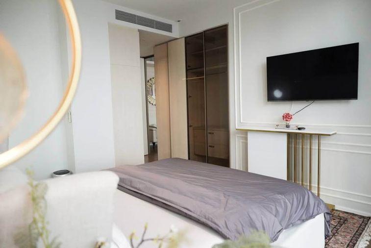 รูป Kraam สุขุมวิท 26 คอนโดแต่งหรูสไตล์ Modern Luxury โทนสีขาวตัดทอง เพดานสูงโปร่ง หน้าต่างกระจกทรงสูง วิวเมืองกว้าง พร้อมมุมทำงานสุดสะบาย พร้อมเข้าอยู่ - รูปที่ 10/13