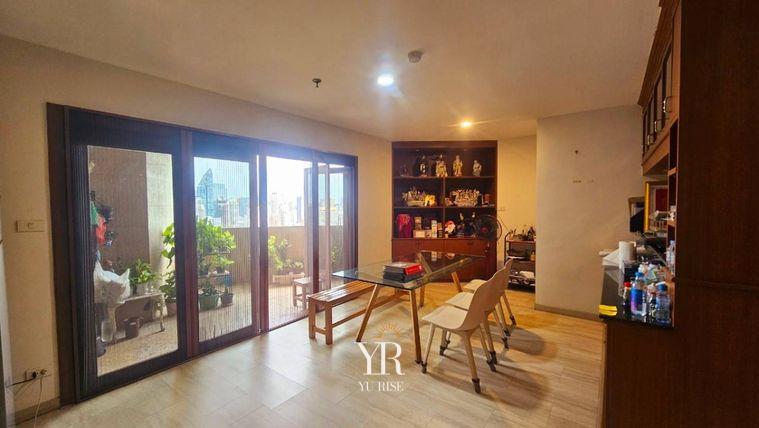 รูป Fifty Fifth Tower ห้องกว้าง เลย์เอาท์กว้างโปร่งฟีลอยู่บ้าน ตกแต่งบิวท์อินไม้แน่นๆ พร้อมระเบียงกว้างชมวิวเมืองชั้นสูง ตอบโจทย์คนชอบพื้นที่ใช้สอยเยอะ - รูปที่ 4/16