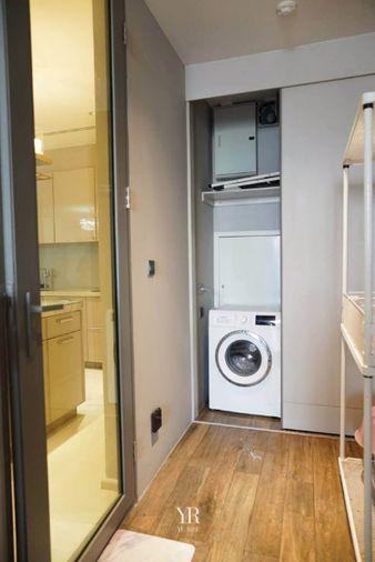 รูป Kraam สุขุมวิท 26 คอนโดแต่งหรูสไตล์ Modern Luxury โทนสีขาวตัดทอง เพดานสูงโปร่ง หน้าต่างกระจกทรงสูง วิวเมืองกว้าง พร้อมมุมทำงานสุดสะบาย พร้อมเข้าอยู่ - รูปที่ 13/13