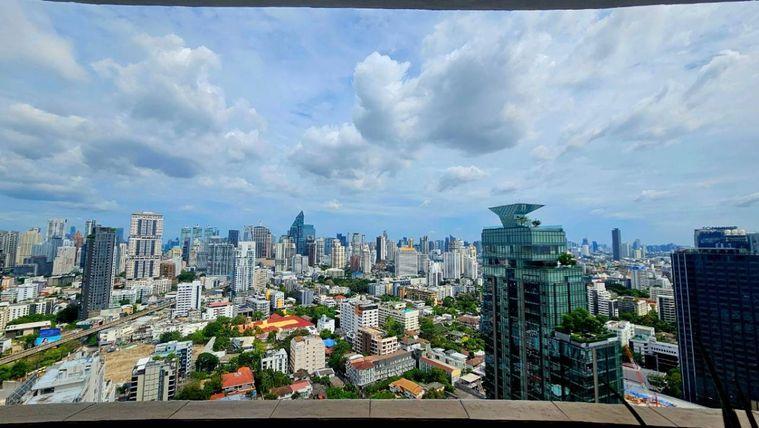 รูป Fifty Fifth Tower ห้องกว้าง เลย์เอาท์กว้างโปร่งฟีลอยู่บ้าน ตกแต่งบิวท์อินไม้แน่นๆ พร้อมระเบียงกว้างชมวิวเมืองชั้นสูง ตอบโจทย์คนชอบพื้นที่ใช้สอยเยอะ - รูปที่ 16/16