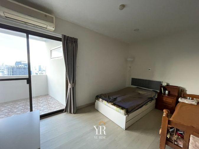 รูป Fifty Fifth Tower ห้องกว้าง เลย์เอาท์กว้างโปร่งฟีลอยู่บ้าน ตกแต่งบิวท์อินไม้แน่นๆ พร้อมระเบียงกว้างชมวิวเมืองชั้นสูง ตอบโจทย์คนชอบพื้นที่ใช้สอยเยอะ - รูปที่ 10/16