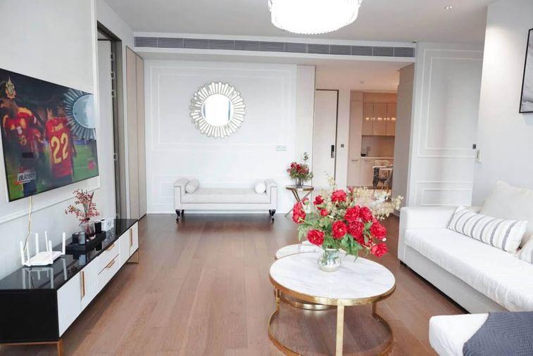 รูป Kraam สุขุมวิท 26 คอนโดแต่งหรูสไตล์ Modern Luxury โทนสีขาวตัดทอง เพดานสูงโปร่ง หน้าต่างกระจกทรงสูง วิวเมืองกว้าง พร้อมมุมทำงานสุดสะบาย พร้อมเข้าอยู่ - รูปที่ 1/13