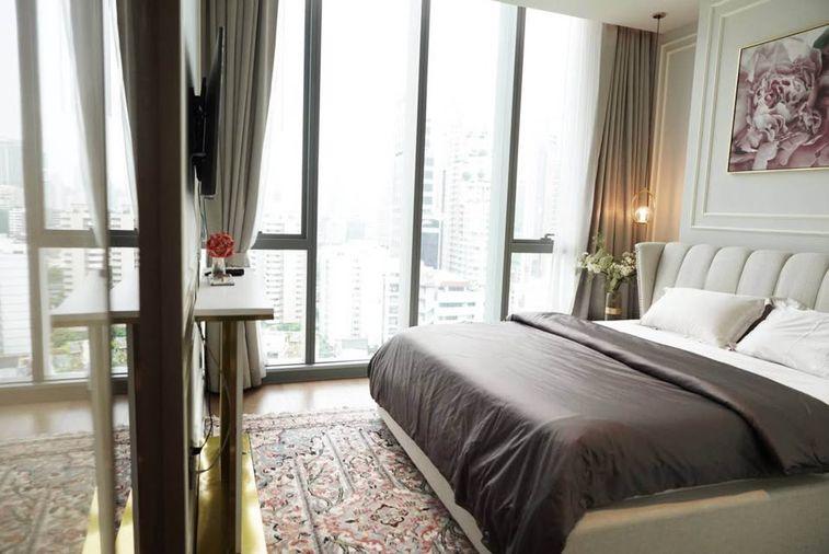 รูป Kraam สุขุมวิท 26 คอนโดแต่งหรูสไตล์ Modern Luxury โทนสีขาวตัดทอง เพดานสูงโปร่ง หน้าต่างกระจกทรงสูง วิวเมืองกว้าง พร้อมมุมทำงานสุดสะบาย พร้อมเข้าอยู่ - รูปที่ 7/13