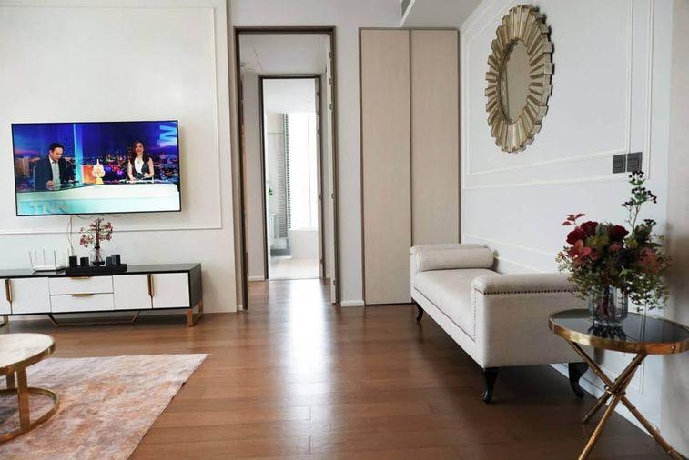 รูป Kraam สุขุมวิท 26 คอนโดแต่งหรูสไตล์ Modern Luxury โทนสีขาวตัดทอง เพดานสูงโปร่ง หน้าต่างกระจกทรงสูง วิวเมืองกว้าง พร้อมมุมทำงานสุดสะบาย พร้อมเข้าอยู่ - รูปที่ 5/13