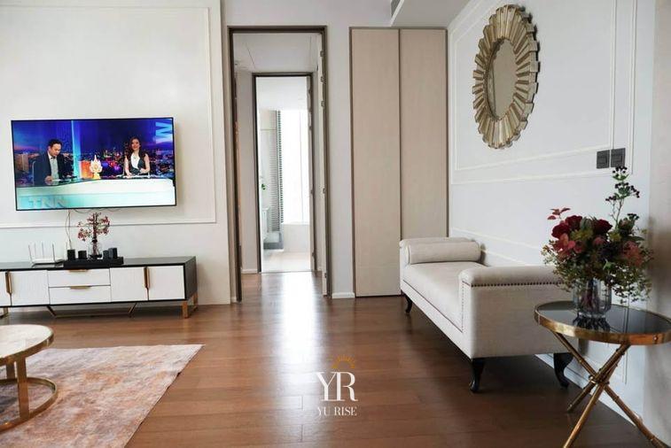 รูป Kraam สุขุมวิท 26 คอนโดแต่งหรูสไตล์ Modern Luxury โทนสีขาวตัดทอง เพดานสูงโปร่ง หน้าต่างกระจกทรงสูง วิวเมืองกว้าง พร้อมมุมทำงานสุดสะบาย พร้อมเข้าอยู่ - รูปที่ 5/13