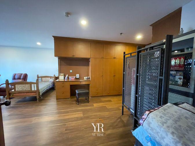 รูป Fifty Fifth Tower ห้องกว้าง เลย์เอาท์กว้างโปร่งฟีลอยู่บ้าน ตกแต่งบิวท์อินไม้แน่นๆ พร้อมระเบียงกว้างชมวิวเมืองชั้นสูง ตอบโจทย์คนชอบพื้นที่ใช้สอยเยอะ - รูปที่ 6/16