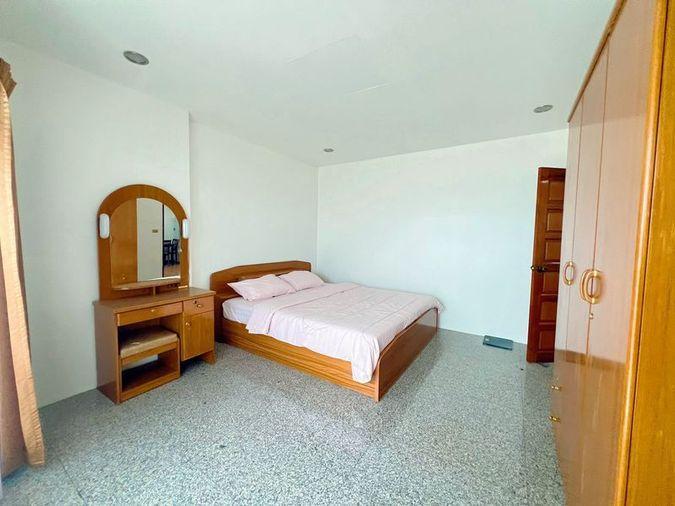 picture Urgent sale! Eastern Tower Sriracha condo. Great value, city center location. - 10/16