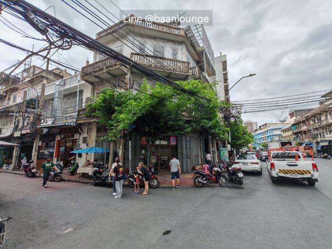 picture main road corner unit near MRT shophouse for rent in Yaowarat Soi 23 - 1/17