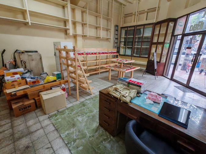 picture main road corner unit near MRT shophouse for rent in Yaowarat Soi 23 - 6/17