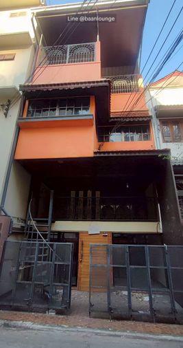 picture 500 meters from Dusit Central Park and Lumpini Park, near BTS Skytrain. Townhouse for rent, Sala Daeng, Silom, with rooftop. - 1/19