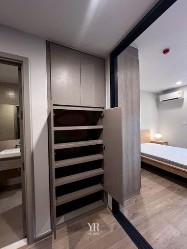 รูป The Crown Residence คอนโดแต่งครบสไตล์ Modern Minimal ตู้บิวท์อินแน่นๆ และมุมทำงานรับแสงธรรมชาติ พร้อมเข้าอยู่ - รูปที่ 5/8