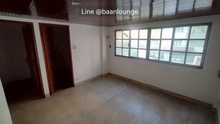 picture 500 meters from Dusit Central Park and Lumpini Park, near BTS Skytrain. Townhouse for rent, Sala Daeng, Silom, with rooftop. - 16/19