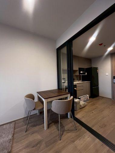 รูป The Crown Residence คอนโดแต่งครบสไตล์ Modern Minimal  ตู้บิวท์อินแน่นๆ และมุมทำงานรับแสงธรรมชาติ พร้อมเข้าอยู่ - รูปที่ 2/8