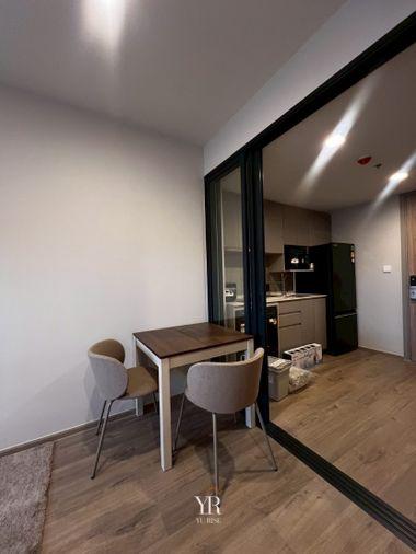 รูป The Crown Residence คอนโดแต่งครบสไตล์ Modern Minimal ตู้บิวท์อินแน่นๆ และมุมทำงานรับแสงธรรมชาติ พร้อมเข้าอยู่ - รูปที่ 2/8