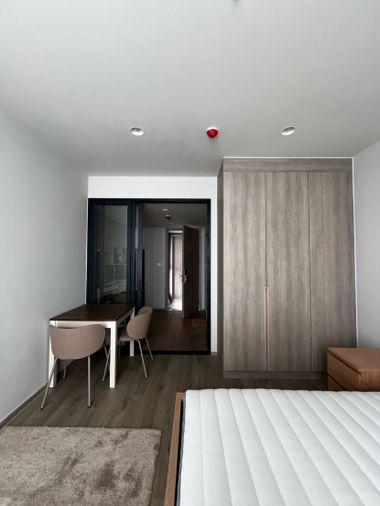 รูป The Crown Residence คอนโดแต่งครบสไตล์ Modern Minimal  ตู้บิวท์อินแน่นๆ และมุมทำงานรับแสงธรรมชาติ พร้อมเข้าอยู่ - รูปที่ 7/8