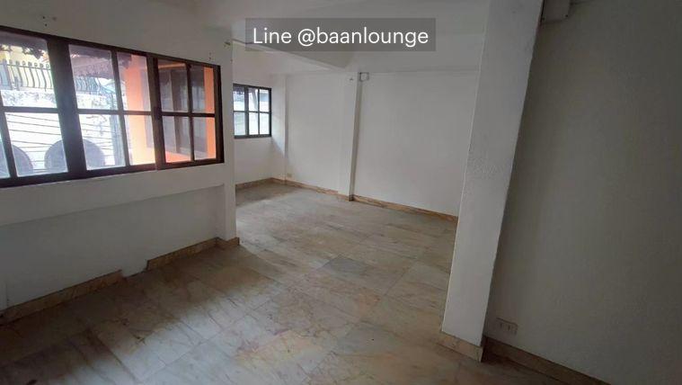 picture 500 meters from Dusit Central Park and Lumpini Park, near BTS Skytrain. Townhouse for rent, Sala Daeng, Silom, with rooftop. - 13/19