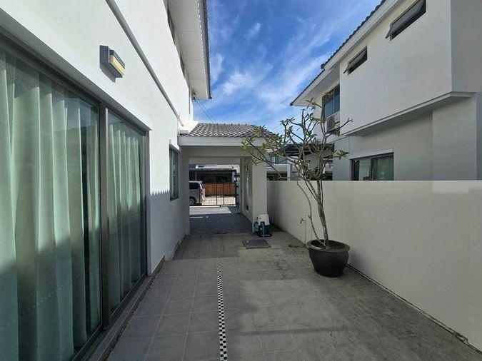 picture Single corner unit for sale in Grand Valley, a quality project located near Nong Mon, Chonburi. - 11/13