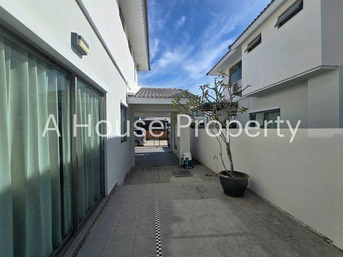 picture Single corner unit for sale in Grand Valley, a quality project located near Nong Mon, Chonburi. - 11/13
