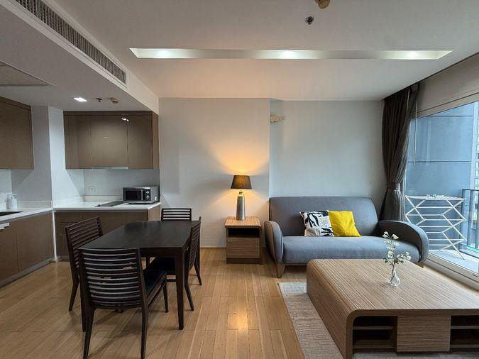 picture Luxury 1-Bedroom with Stunning Views, Fully Furnished & Move-In Ready - 2/11